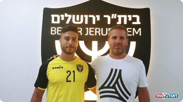 אורן יחזקאל יחד עם יקיר ארצי (מכבי יבנה) במעמד החתימה בבית"ר ירושלים  